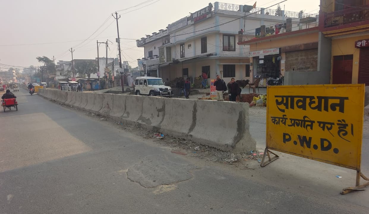 The four-lane work on Rajapur Road has completed its deadline, and people are relying on a new deadline.