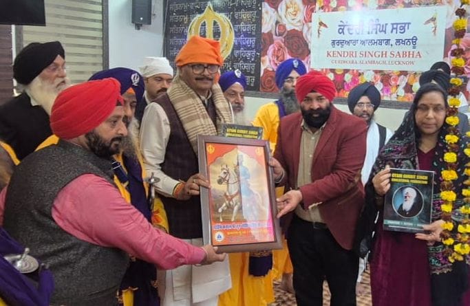 Remembering the Guru through Shabad Kirtan, bowing his head in the court