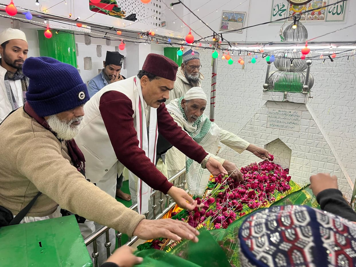A prayer was offered at the shrine of Syed Shamsuddin Mian.