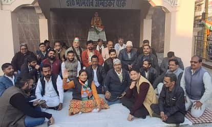 Congress leaders sat on a fast to save MNREGA, raising slogans.