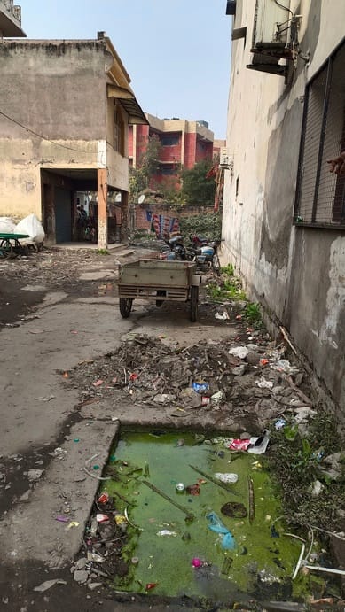 Sewage has been leaking in Amba Market for the last five years, dirty water has accumulated in front of showrooms and shops.