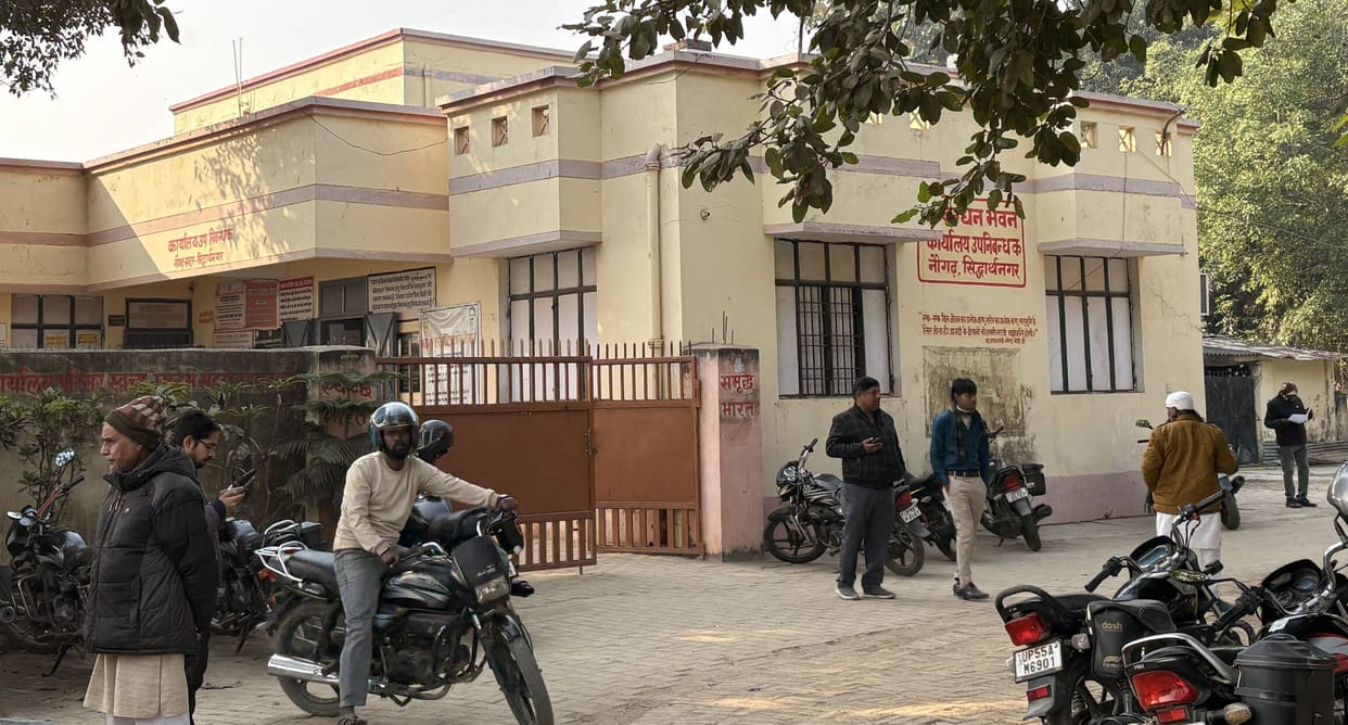 People kept wandering to deposit fees online, many registrations got stuck.