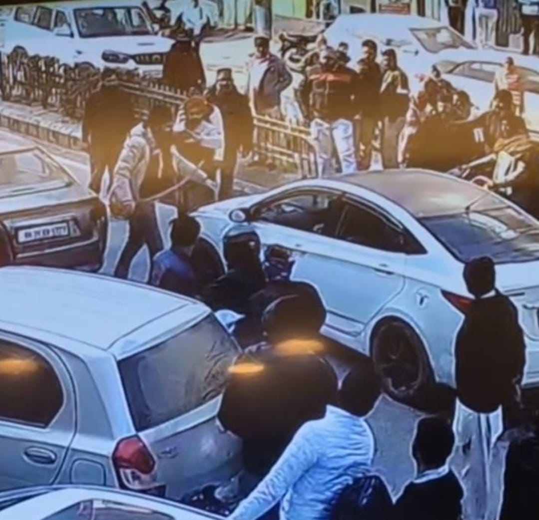 Sword swung openly at Shiv Chowk, car windows smashed