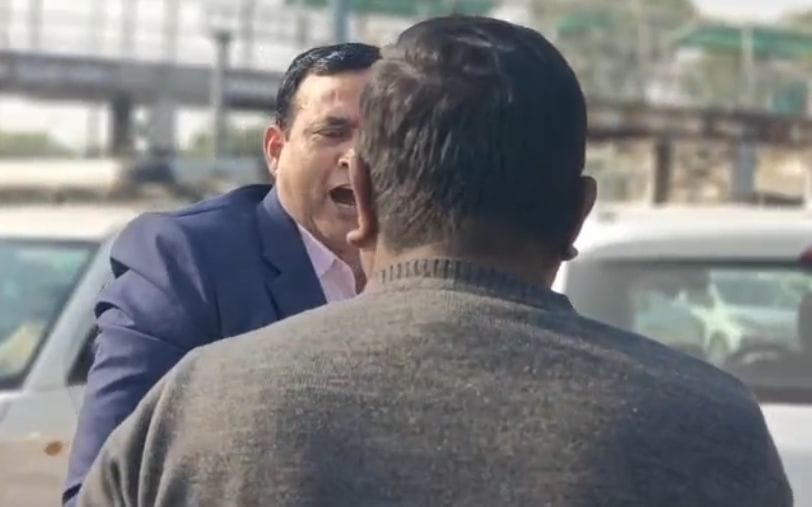Policeman beats taxi driver