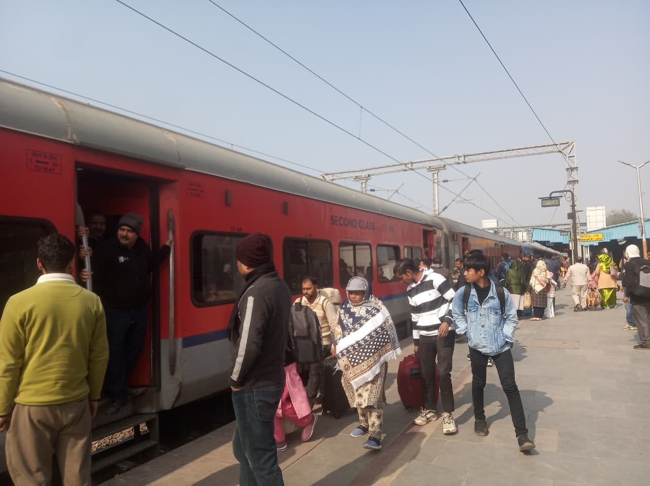 18 trains including Sachkhand Express arrived late.