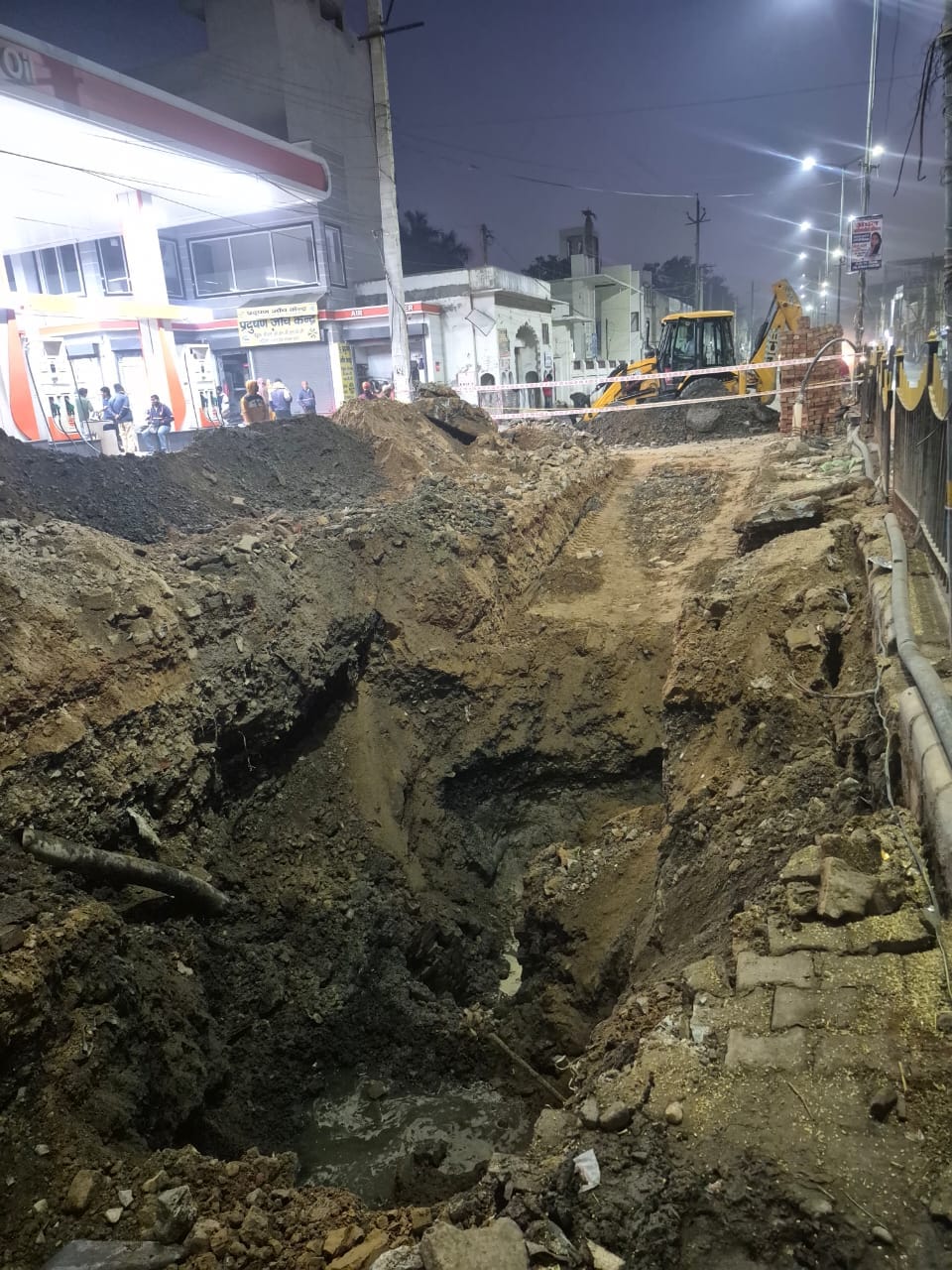 The Public Health Department finally took cognizance of the collapsed sewer line, and excavation work began. The Dinod Gate-Devsar Chungi road is one-way.