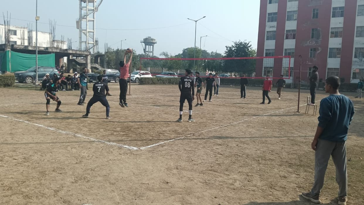 Firozabad Medical College and FH team registered victory in the volleyball competition.