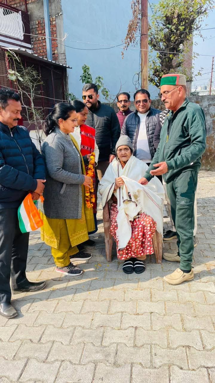 Senior Congress workers honored