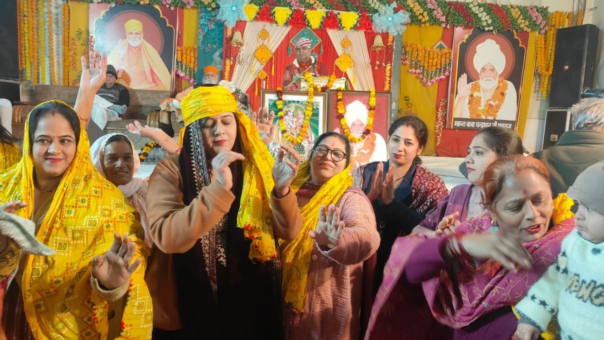 The childhood pastimes of Lord Krishna were described and devotees danced to the hymns.