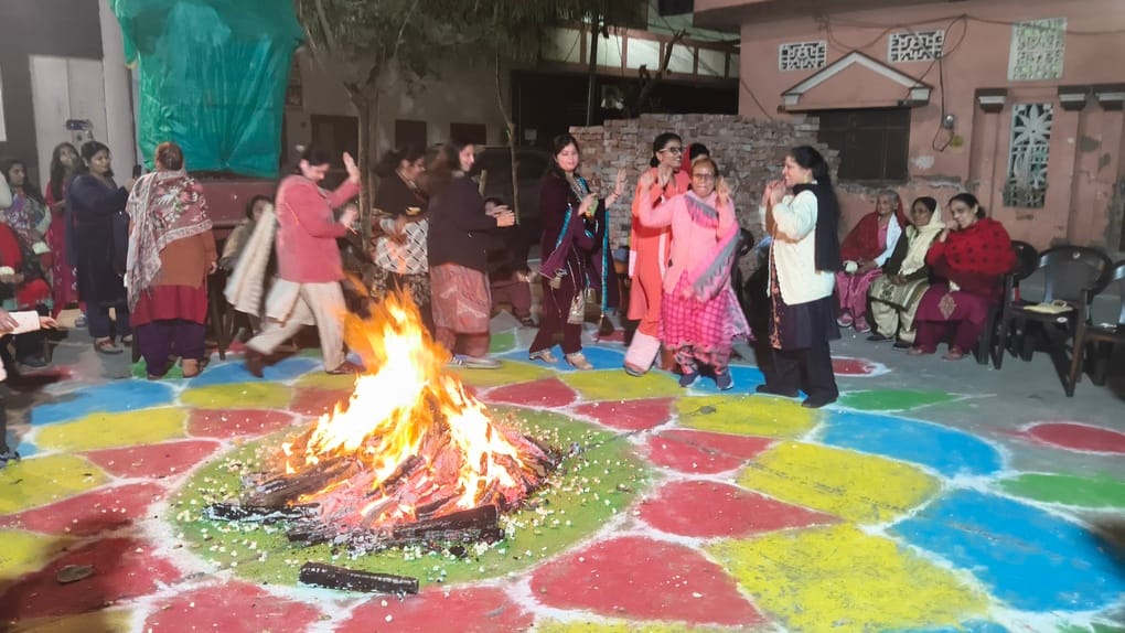 Lohri was celebrated with great enthusiasm, people danced to the beats of Bhangra.
