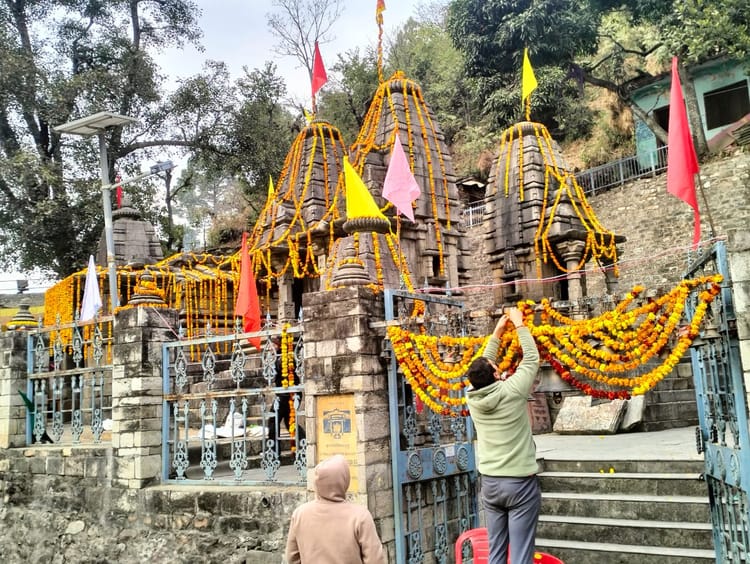 Chamoli: विधि-विधान के साथ आज खुले आदिबदरी मंदिर के कपाट, बड़ी संख्या में मौजूद रहे श्रद्धालुओं ने किए दर्शन