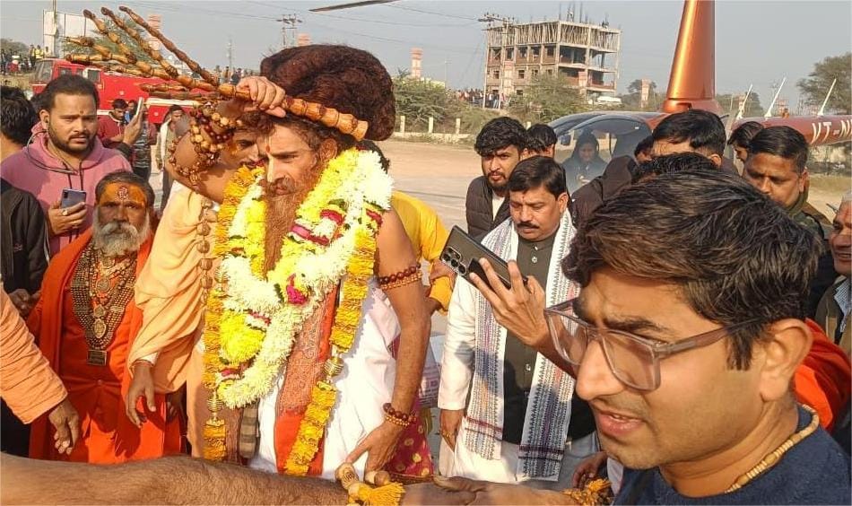 Saint Riteshwar Maharaj returned by helicopter after narrating a story at the former MP's residence.
