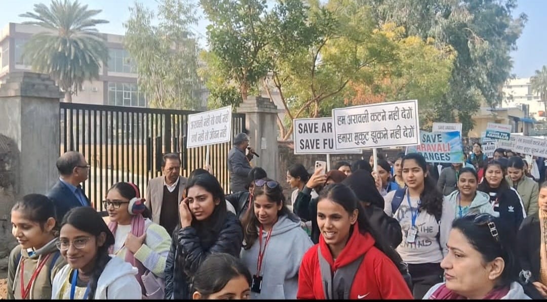 Ajmer News: Massive protest for Aravalli protection; protesters surround collectorate,submit memo to President