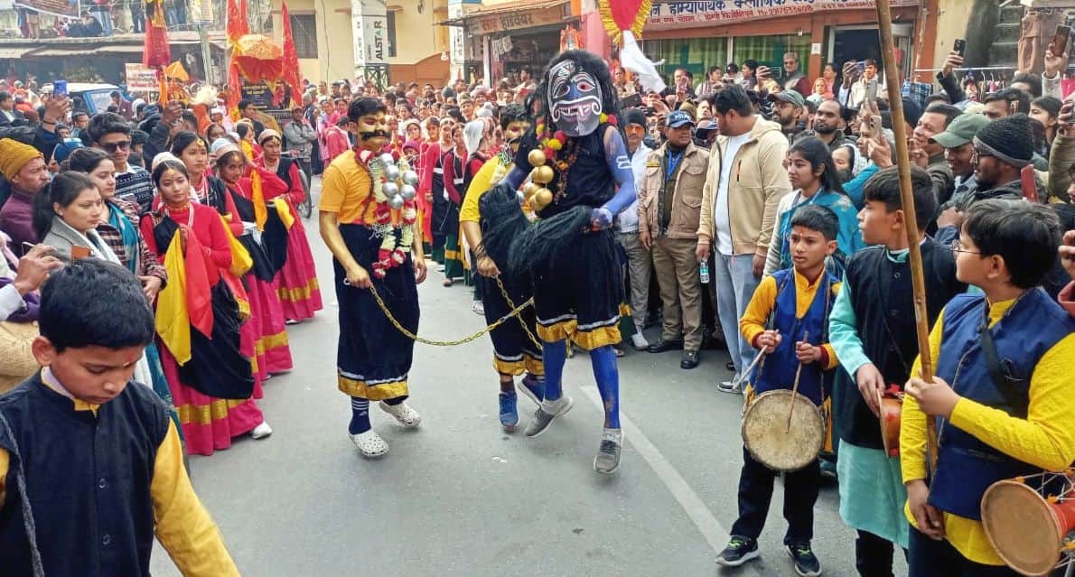 बागेश्वर में उत्तरायणी मेले की झांकी में हिलजात्रा थीम पर लखिया भूत का प्रदर्शन करते विद्यार्थ