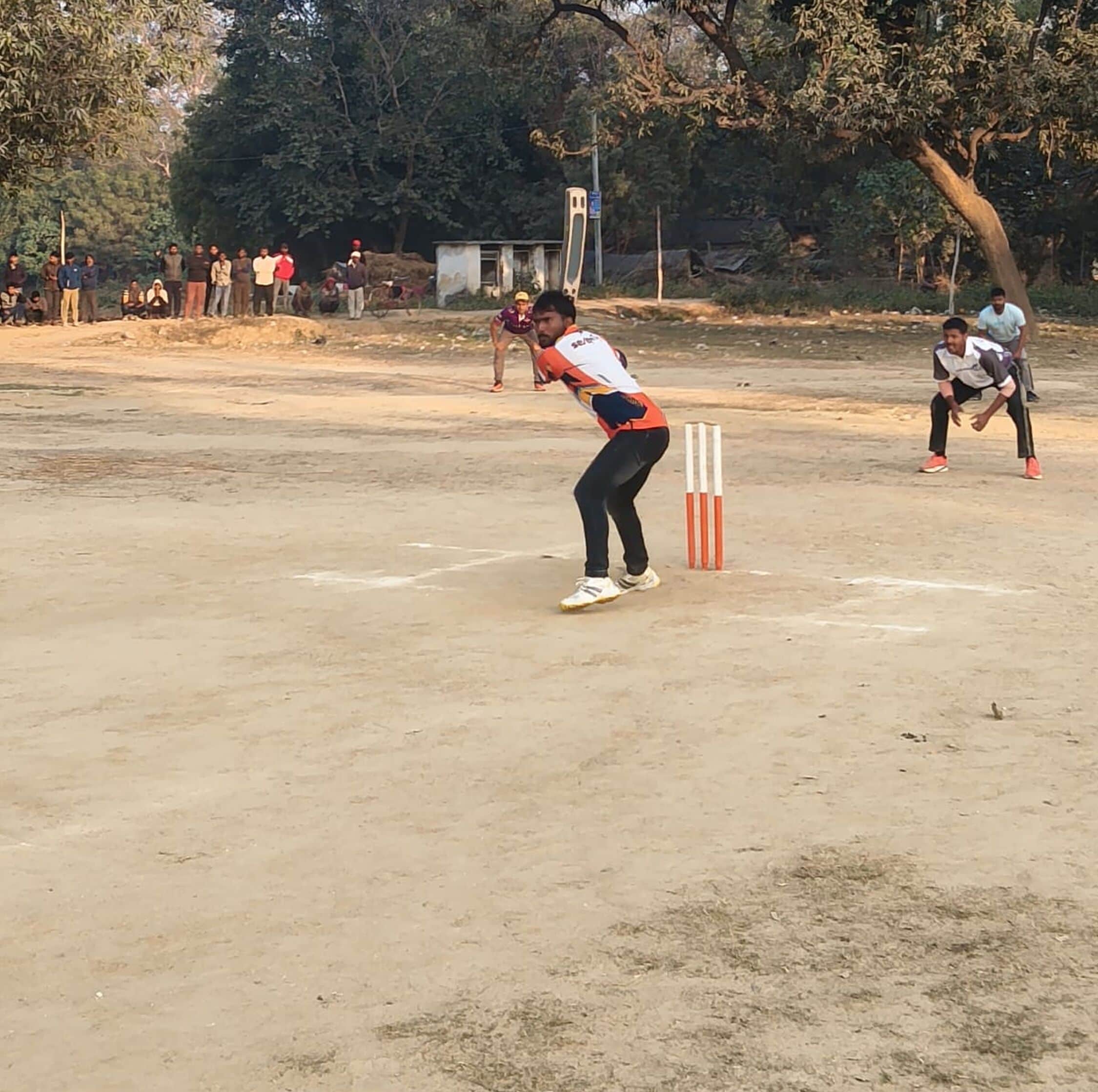 बिकवाजीतपुर मेला बाग ग्राउंड में आयोजित क्रिकेट प्रतियोगिता में प्रदर्शन करते खिलाड़ी।-स्रोत आ