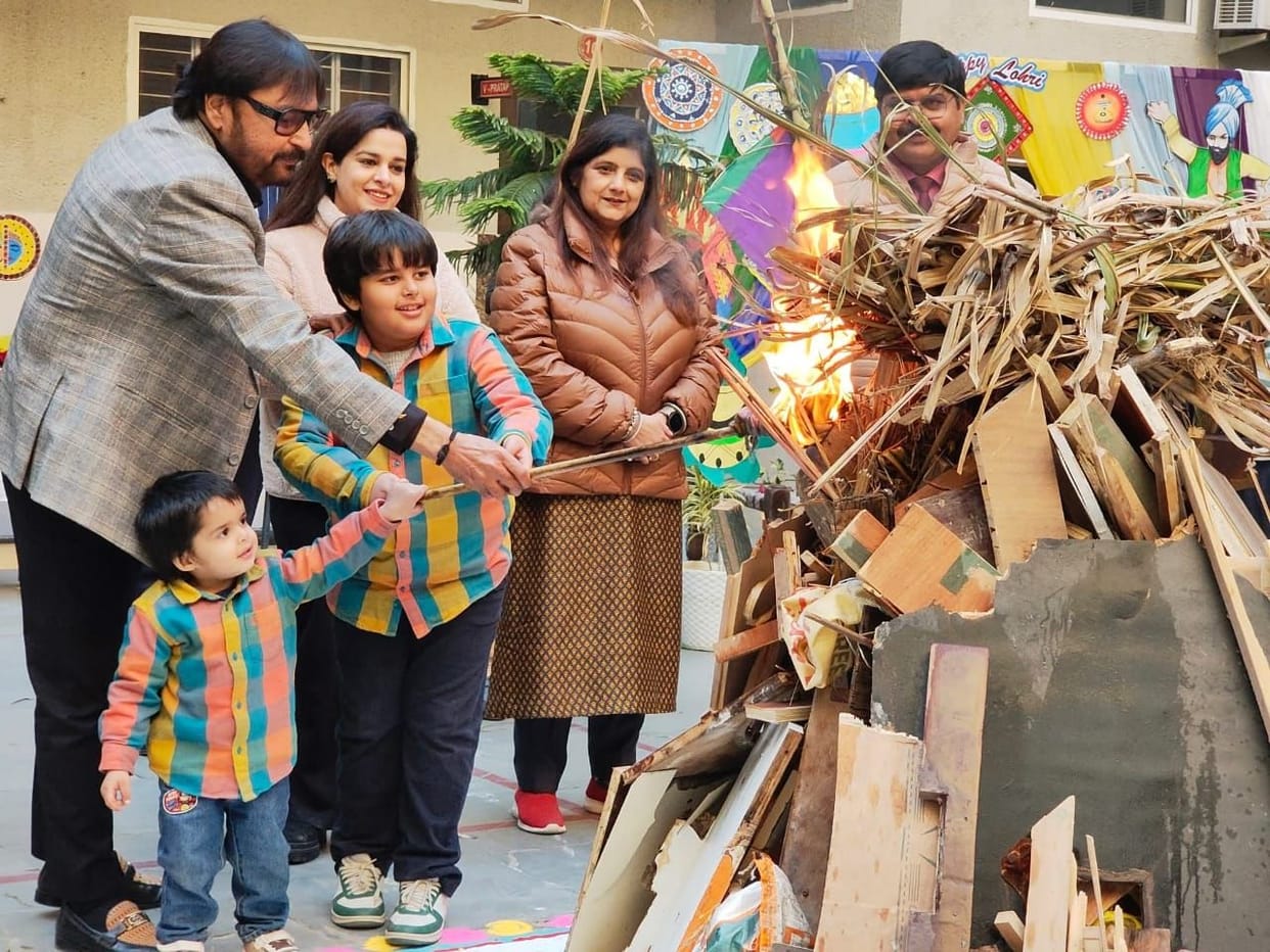 Lohri was celebrated with great enthusiasm, and young people danced to the beat of the drums.