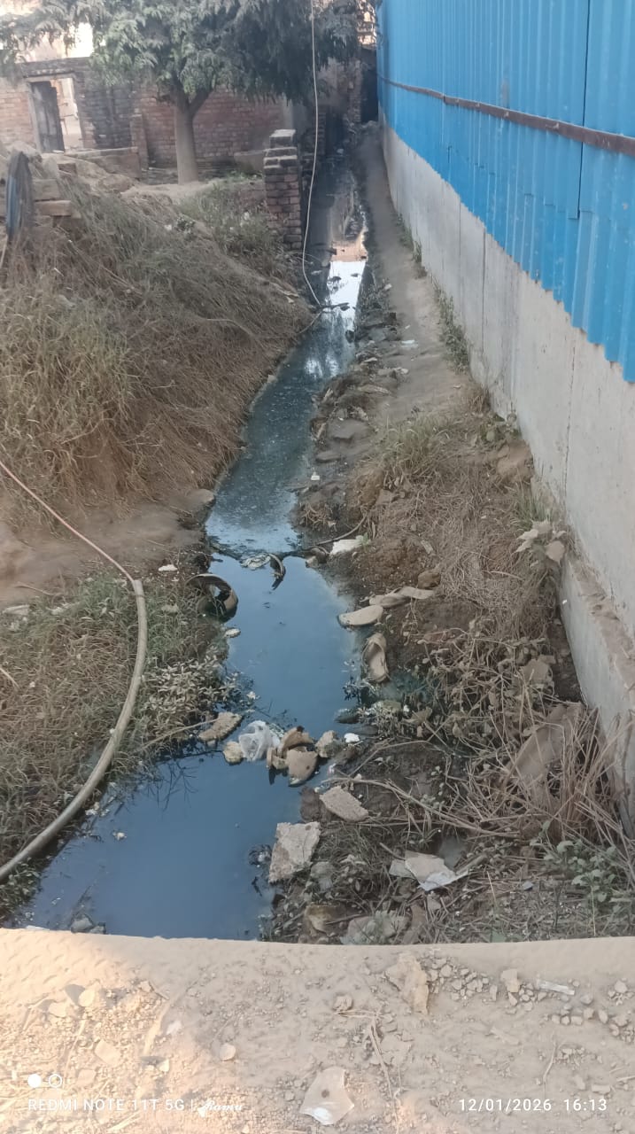 Drainage system blocked due to clogged drains, residents of Bamrauli village are facing problems
