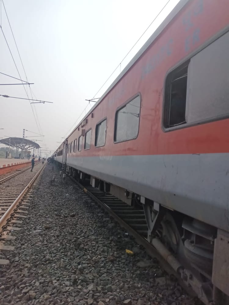 Bihar: बरियारपुर में सतर्कता से टला बड़ा हादसा, 20 मिनट रुकी मालदा-जमालपुर इंटरसिटी; अचानक गंध से मची अफरातफरी