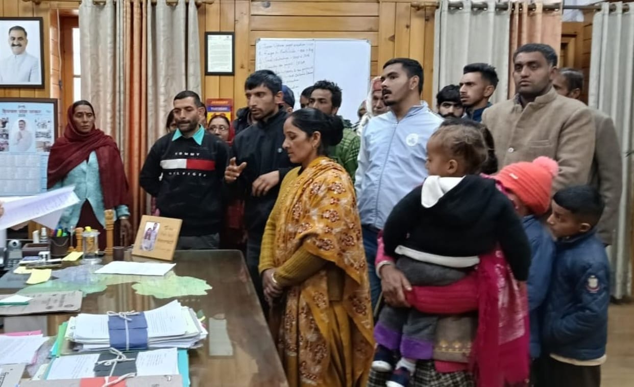 Villagers clashed with police, mistaking them for kidnappers, saying someone else was accused of hashish smuggling.
