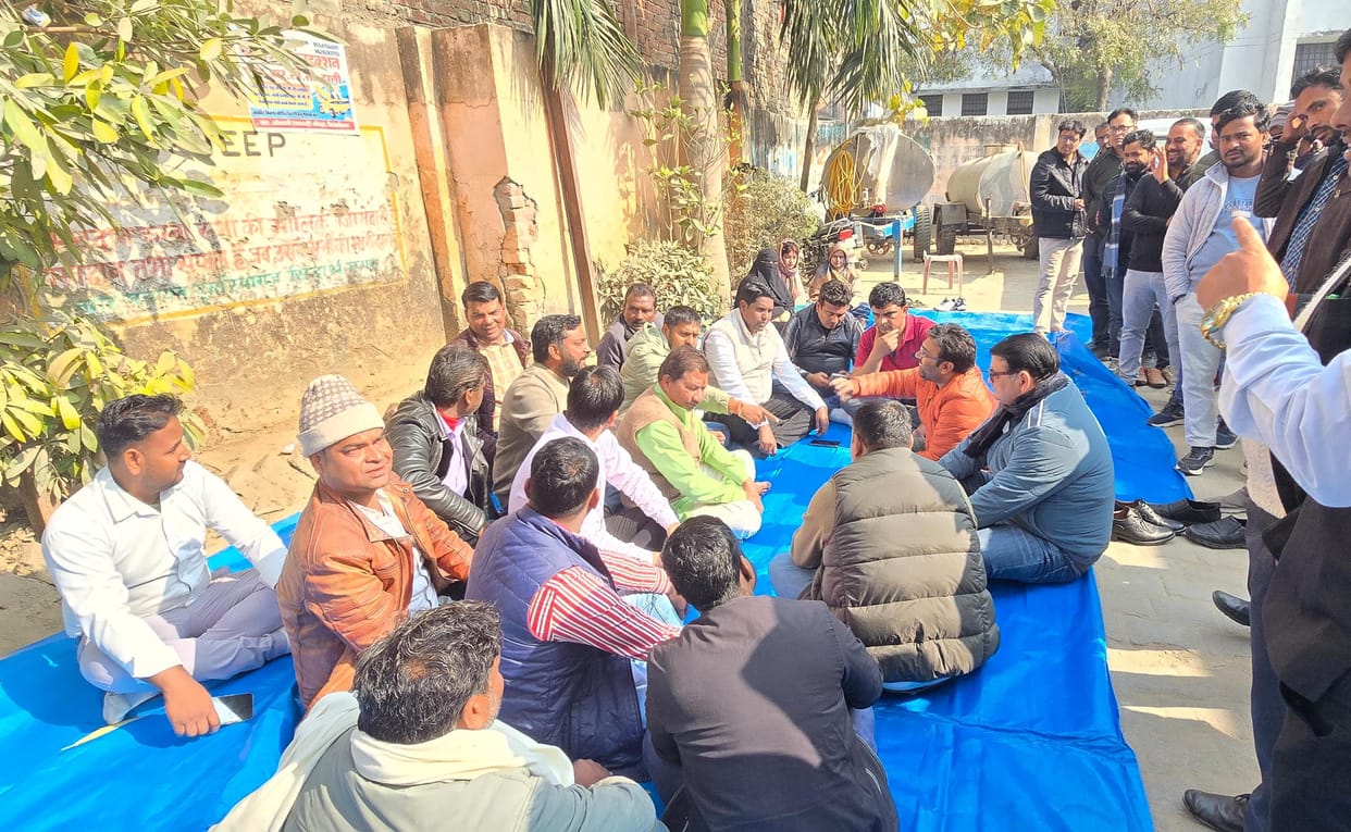 Angry CA members stage dharna over development works stalled