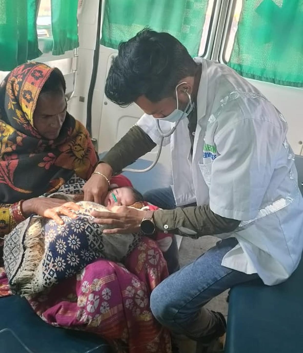 Newborn's life saved by emergency medical technician's presence of mind