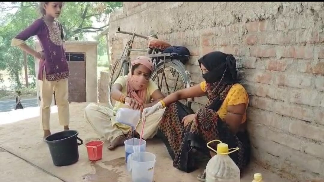 Kunti used phenyl to clear the financial crisis in the house.