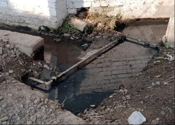Smelly and dirty water also comes from the pipeline coming out of the drains.