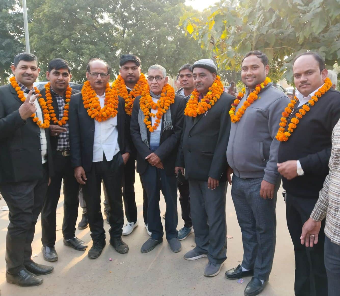 फोटो-19- जीत के बाद खुशी का इजहार करते नव निर्वाचित पदाधिकारी। स्रोत: अधिवक्ता