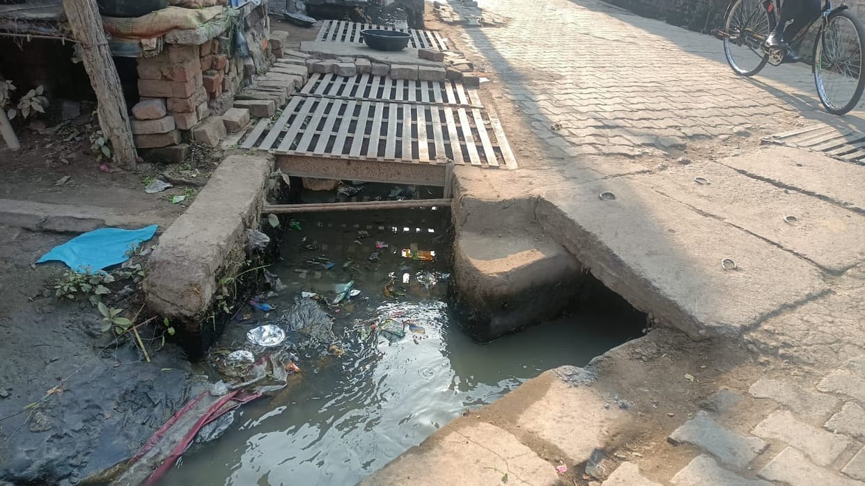 Contaminated water reaches homes through pipes connected to the sewers.