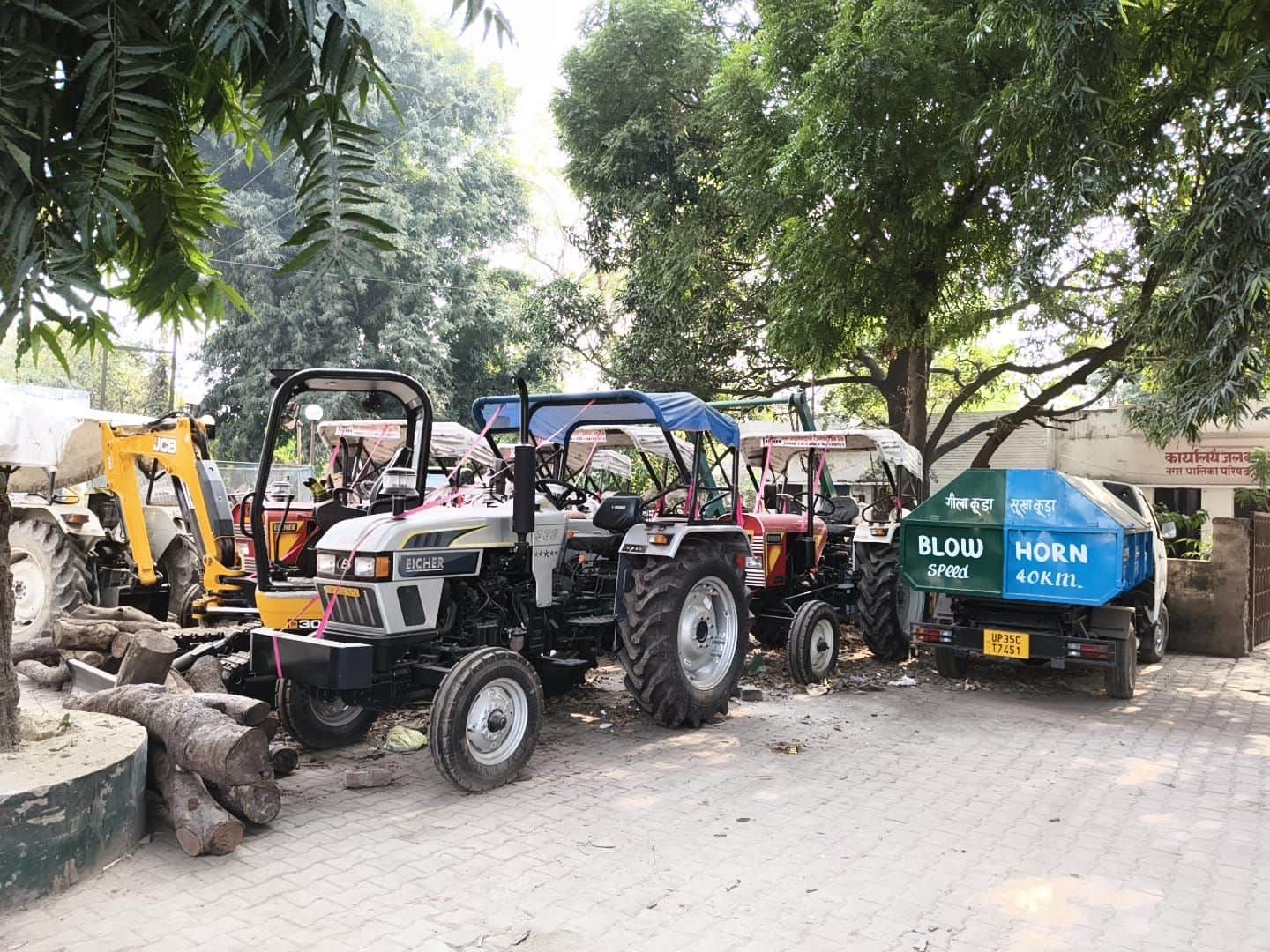 फोटो-24-नगर पालिका के जलकल कार्यालय परिसर में खड़े खरीदे गए नए वाहन। संवाद