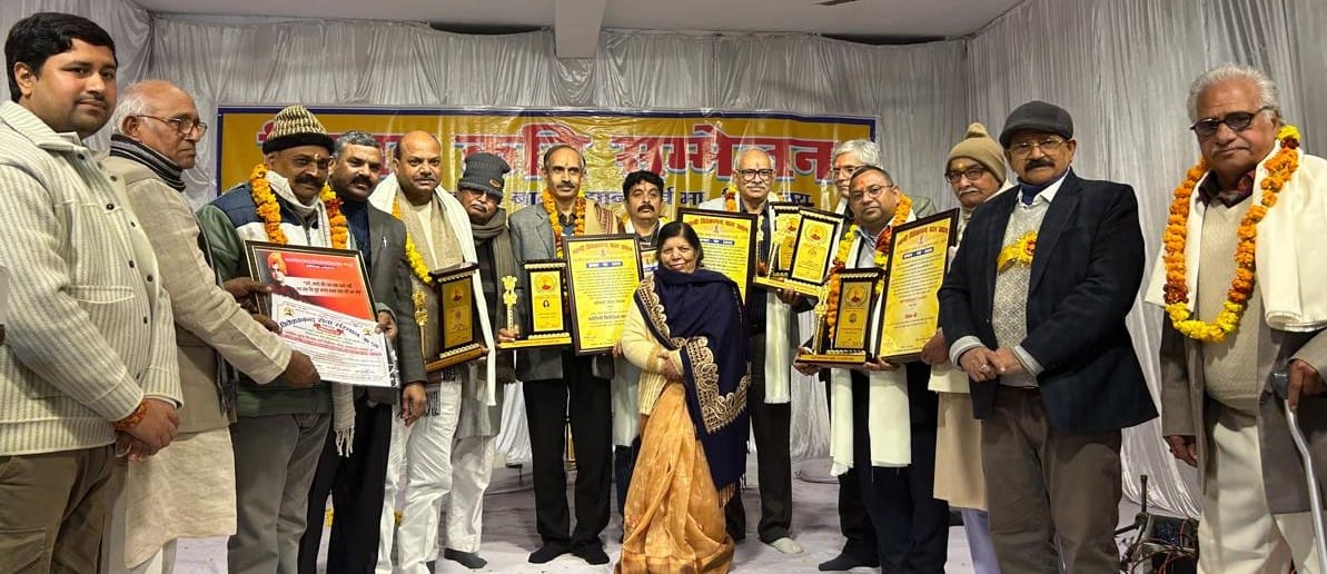 Dr. Saraswat was awarded the Vivek Bharti and Pawan Toofan was awarded the Vivekshree honorary title