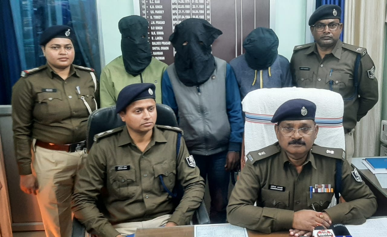 गिरफ्तार आरोपियों की जानकारी देते एएसपी प्रवेंद्र भारती