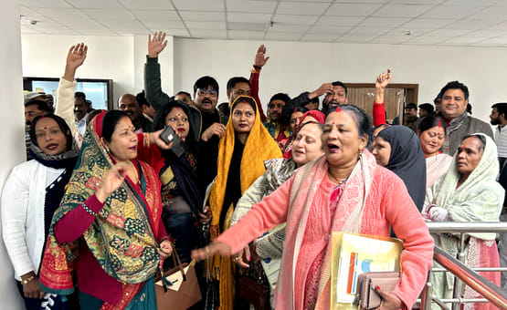 Uproar in Municipal Corporation Board meeting over pass for Gorakhpur Festival