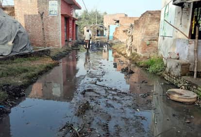 Despite a cleaning drive launched on the District Magistrate's orders, the mud remains.