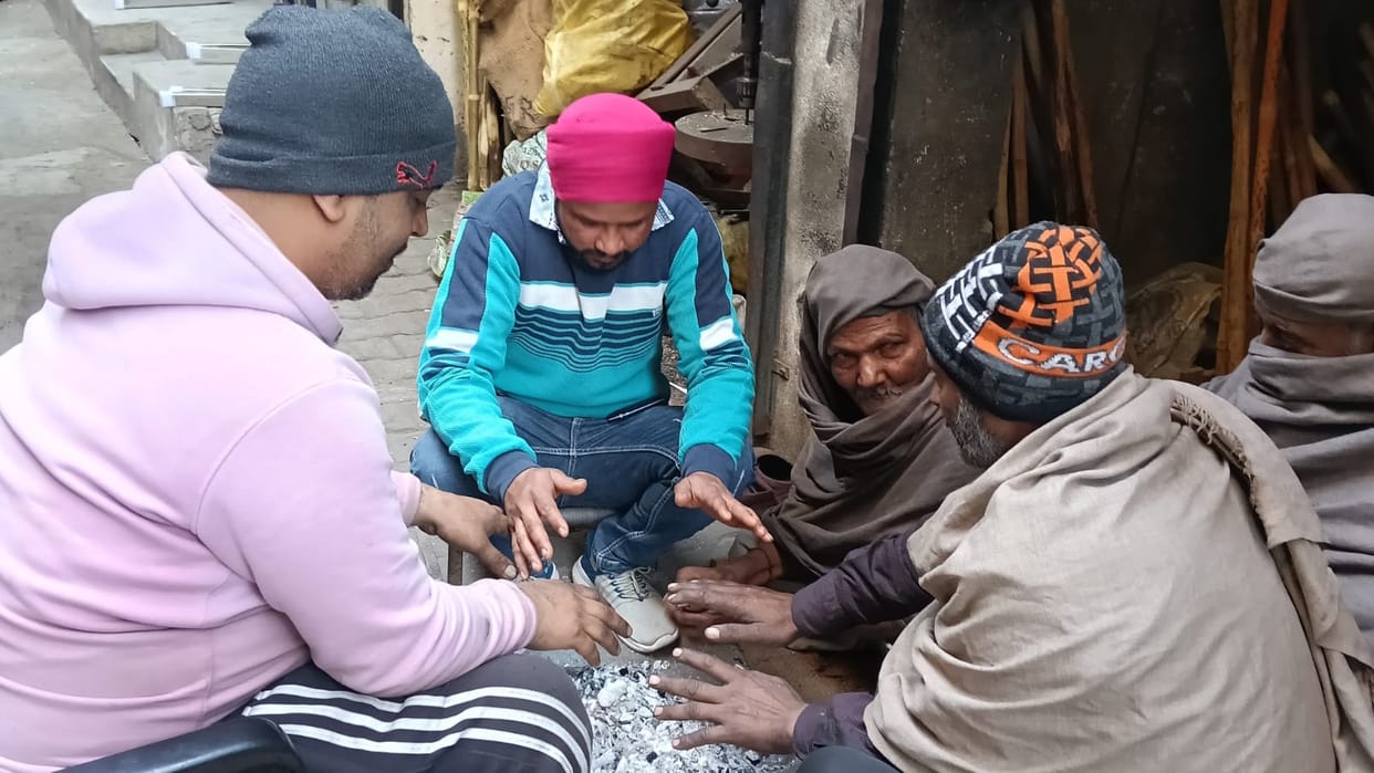 Frost and cold wave since morning increased the problems of the people.