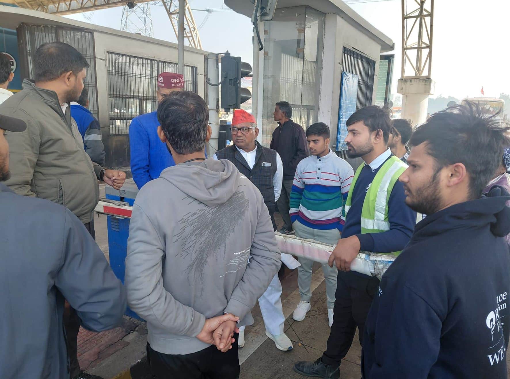 हैदरगढ़ हाईवे के बारा टोलाप्लाज़ा से बिना टोल टैक्स चुकाए वाहन पास कराने को लेकर हंगामा करते निषा