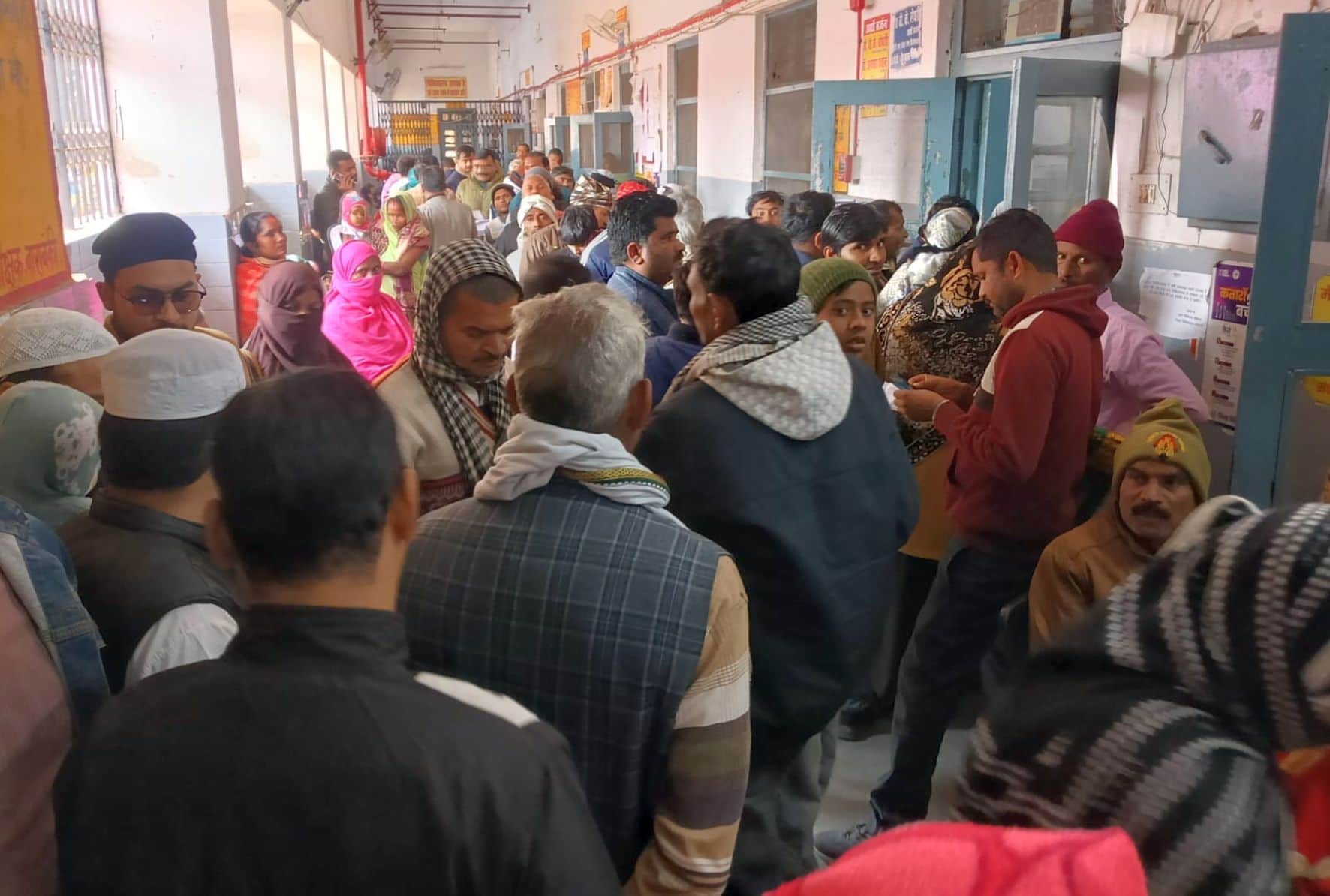 जिला अस्पताल की ओपीडी में इलाज कराने के लिए पहुंचे मरीज।