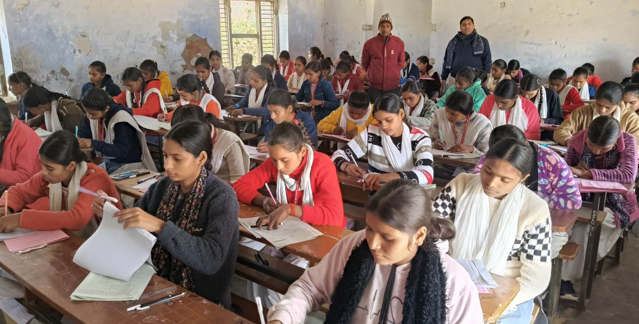 कोटवाधाम विद्यापीठ इंटर कॉलेज में प्री बोर्ड परीक्षा देते परीक्षार्थी व सतरीख स्थित जीआईसी में