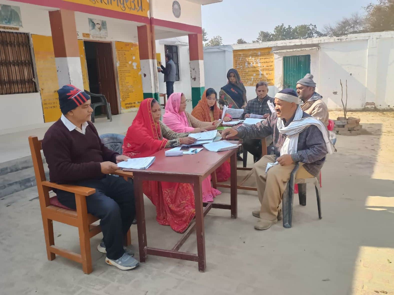 कुड़वार के भड़रा परसुरामपुर के बूथ पर दावे-आपत्तियां लेते बीएलओ। संवाद