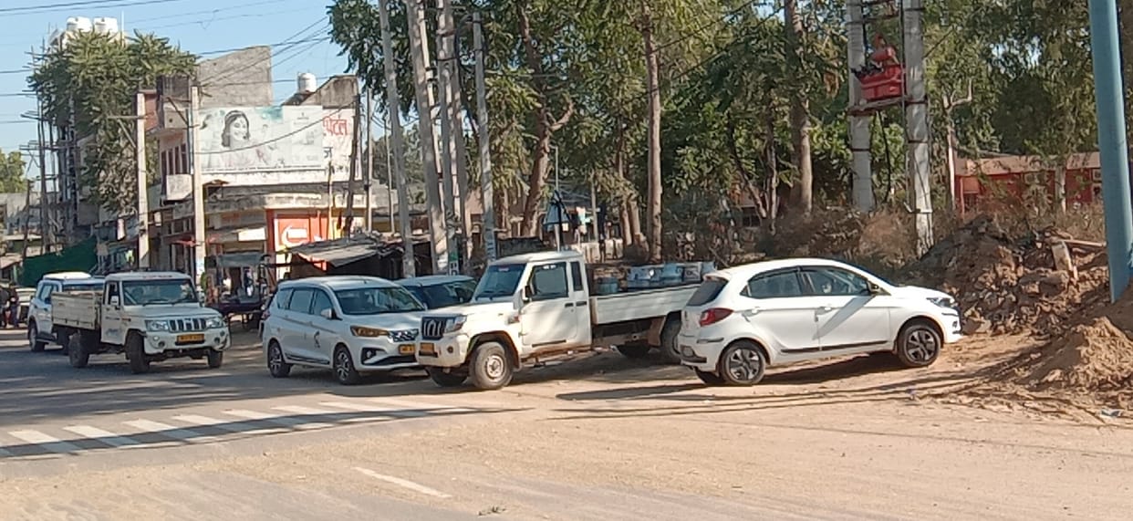 Chaotic parking along the National Highway outside the courthouse has increased the risk of accidents.