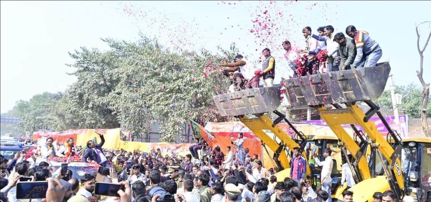 लखनऊ-अयोध्या हाईवे पर बुलडोजर पर चढ़कर भाजपा प्रदेश अध्यक्ष पंकज चौधरी का फूल बरसाकर स्वागत करत