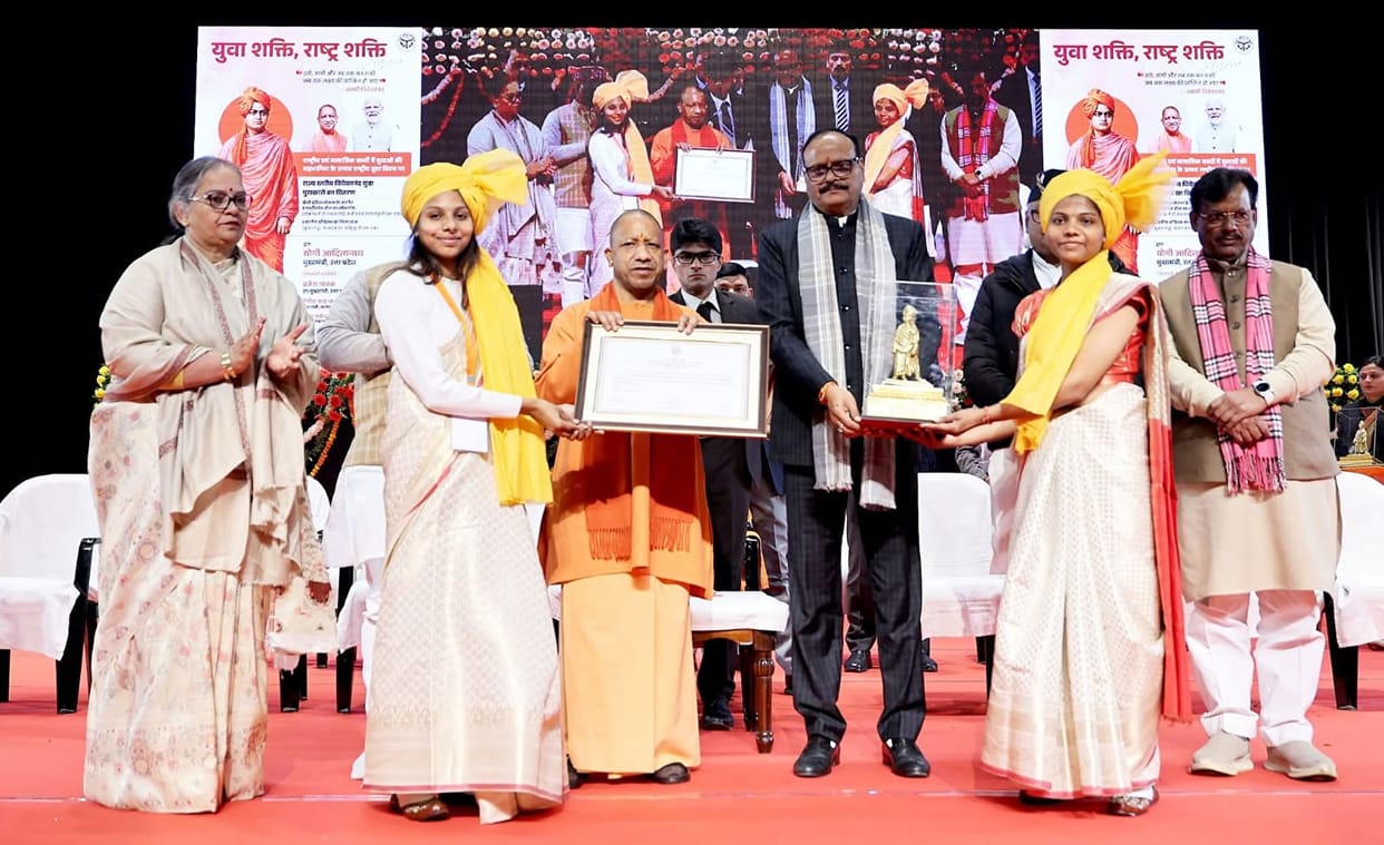 Chief Minister honored Shivani Chandel, President of Yuvak Mangal Dal.