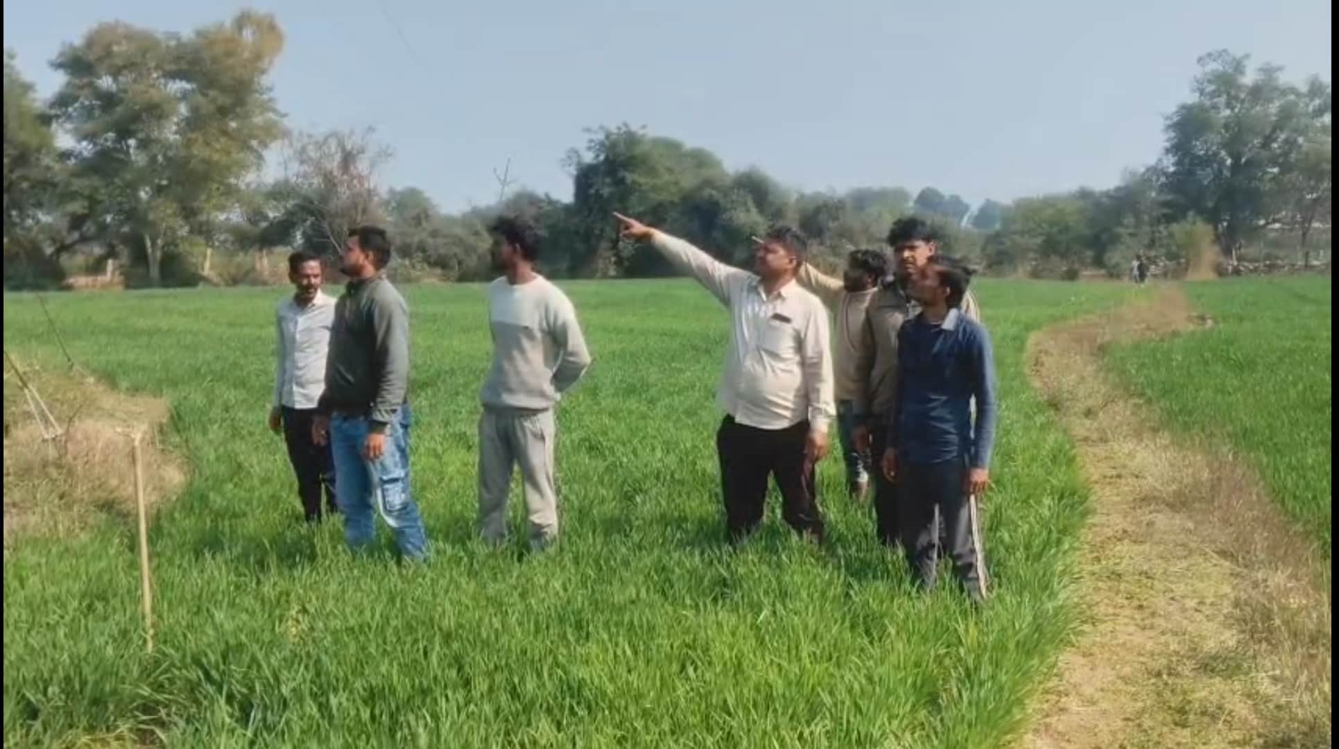 मौके पर मौजूद ग्रामीण।