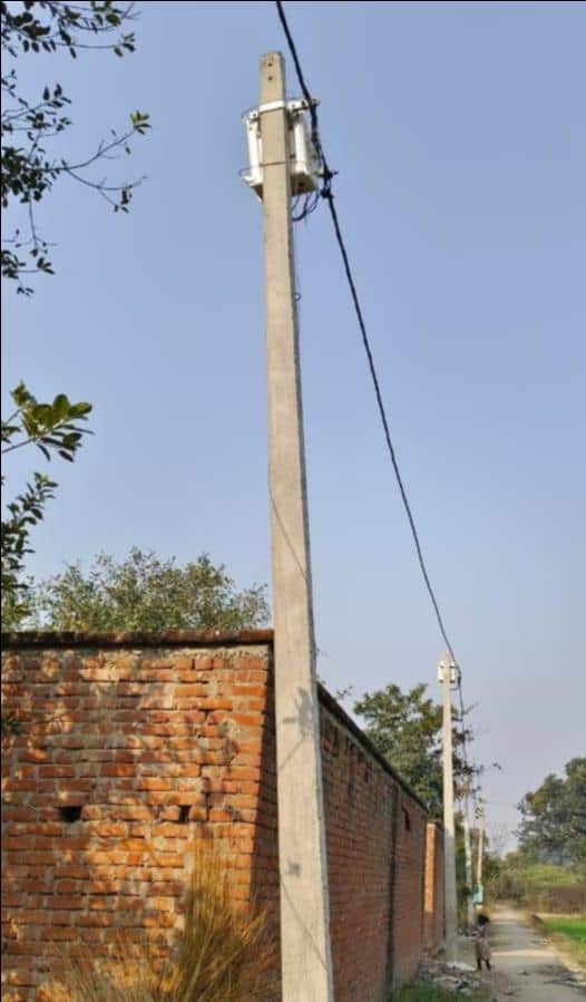 मुरदापुर में लगा बिजली का खंभा। संवाद