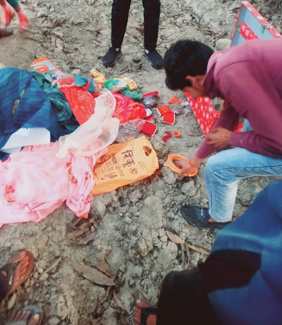 मसौली क्षेत्र के ग्राम गुरेला में चोरी के बाद घर से दूर बिखरा पड़ा समान।