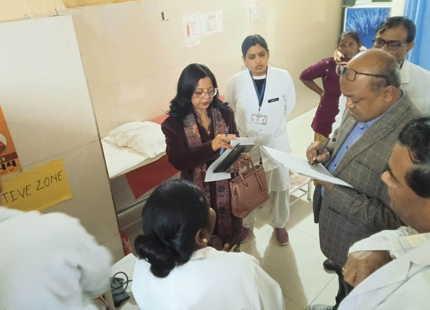 सीएचसी हैदरगढ़ का निरीक्षण करती स्वास्थ्य विभाग की स्टेट टीम।