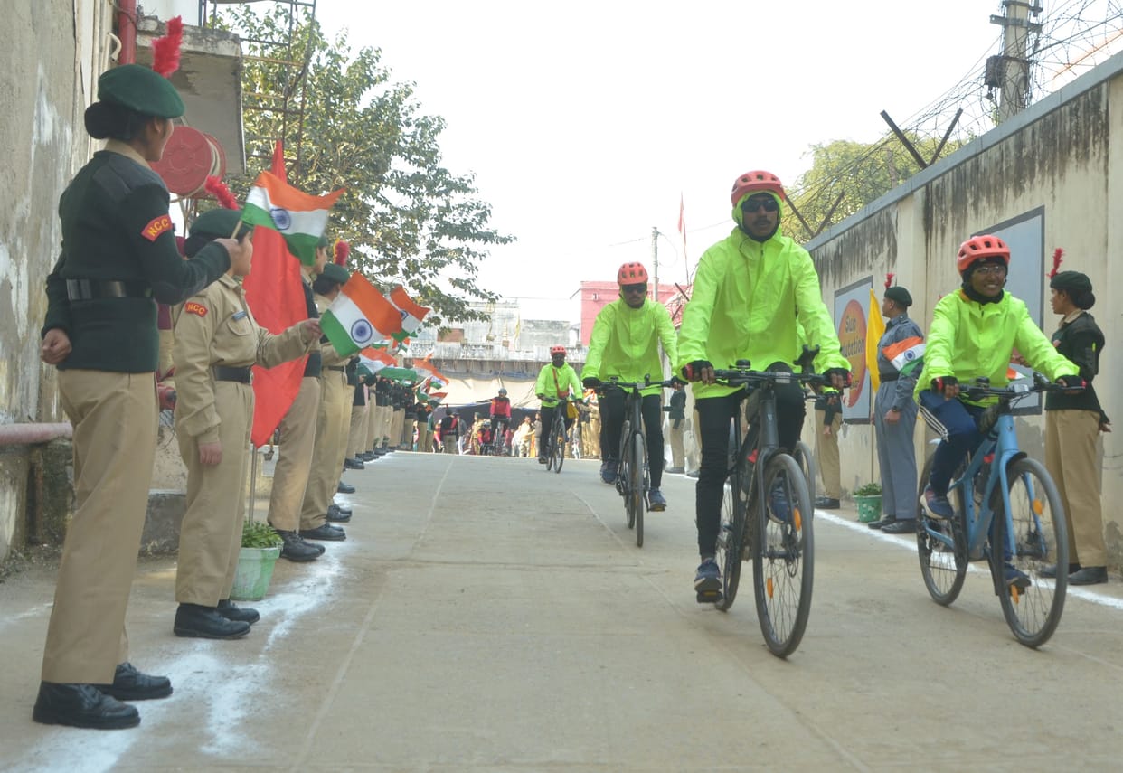 Cycle rally reaches Agra with the thoughts of Lord Birsa Munda