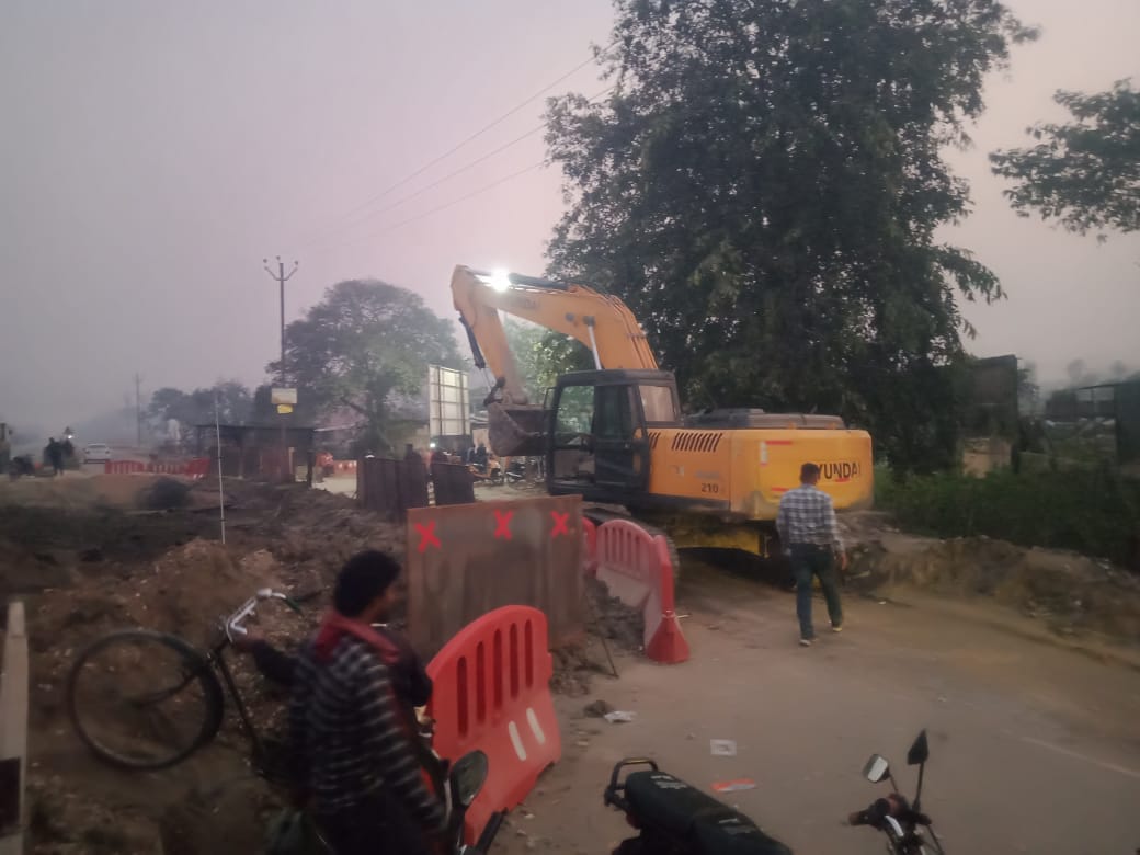 Construction of the overbridge has begun in Salemgarh; vehicles will soon be able to travel at high speed.