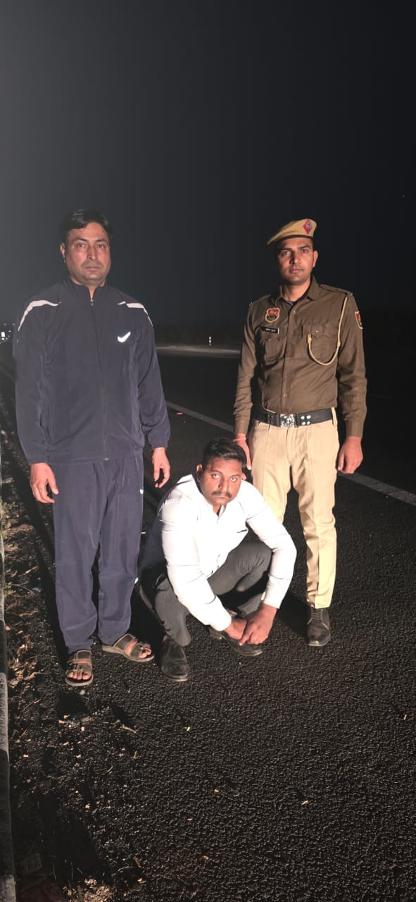 A man carrying a reward of Rs 5,000 for fraud of Rs 2.5 crore was arrested from Surat.