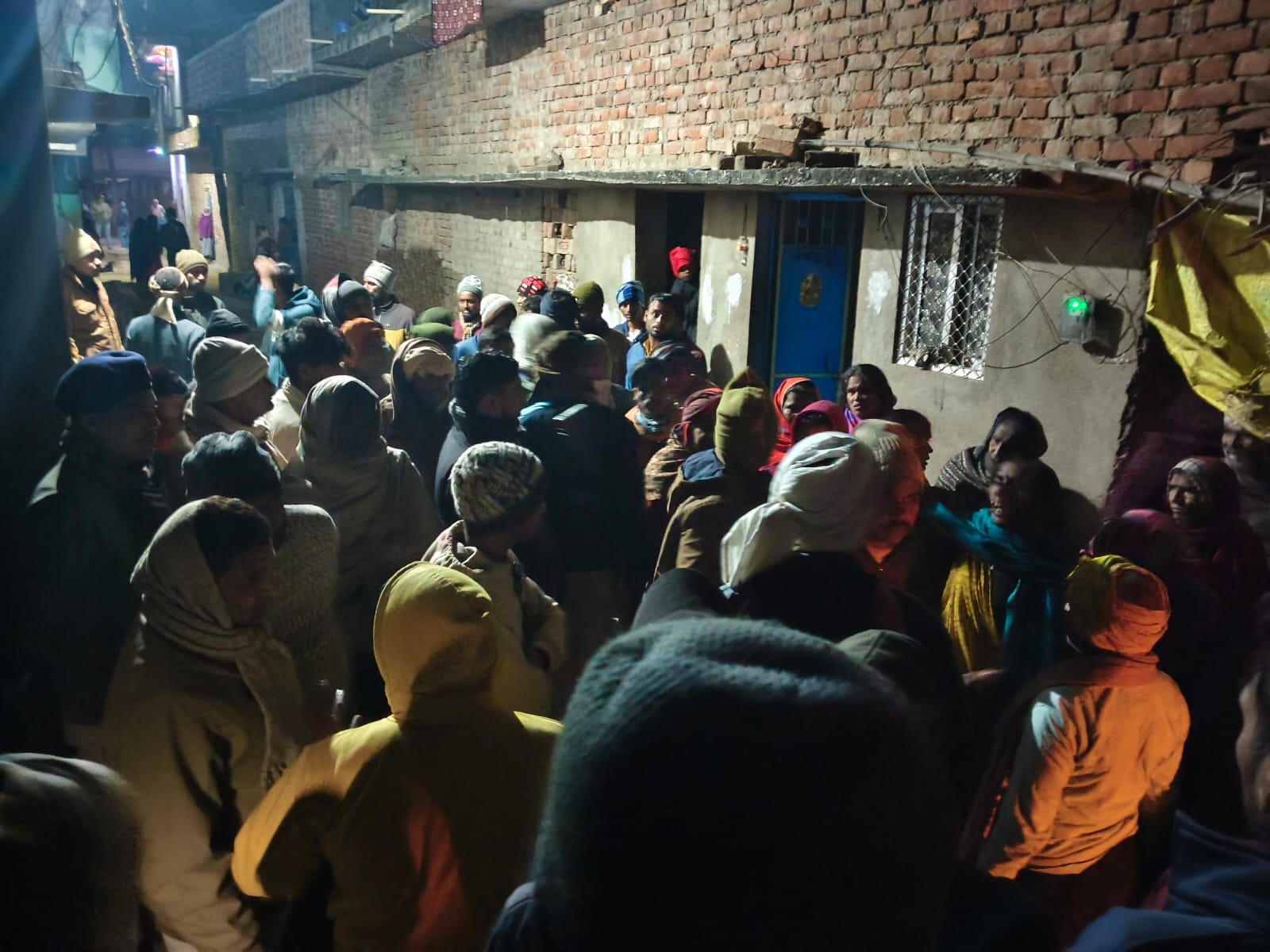 सिपाही की हत्या के बाद आक्रोशित ग्रामीण